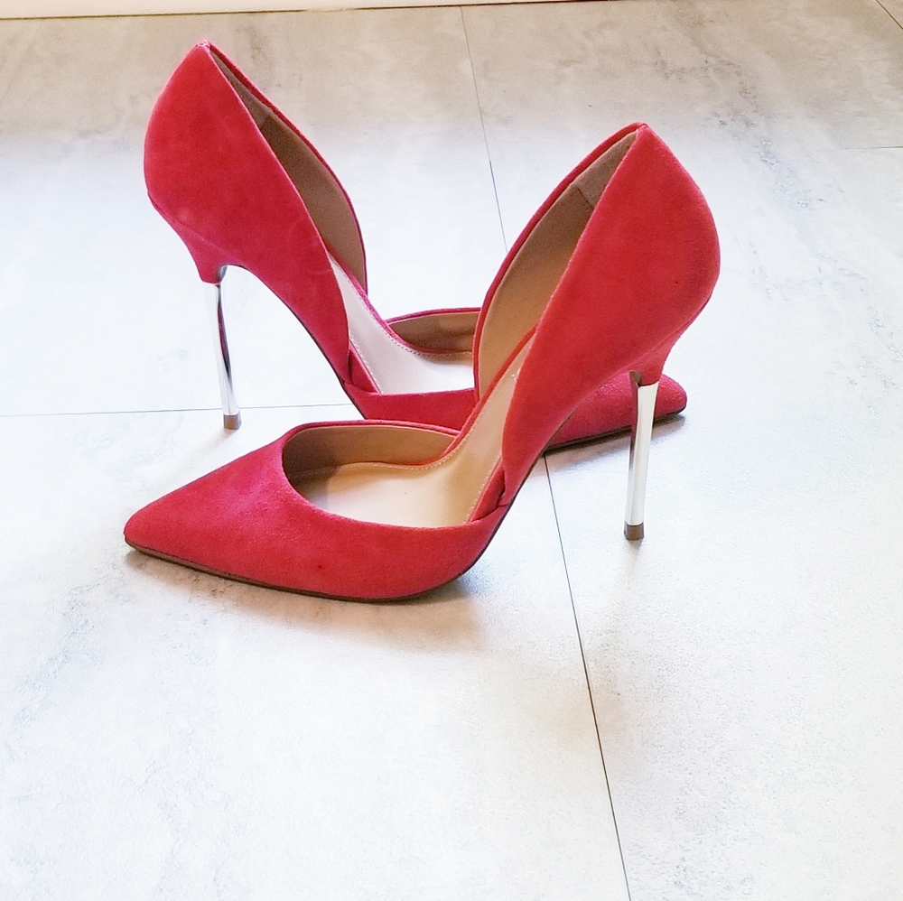 Steve Madden Red Suede Pump